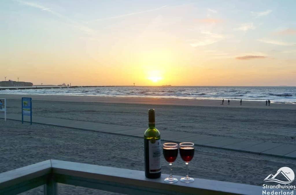 Rode-wijn-zonsondergang-en-uw-eigen-strandterras...-1