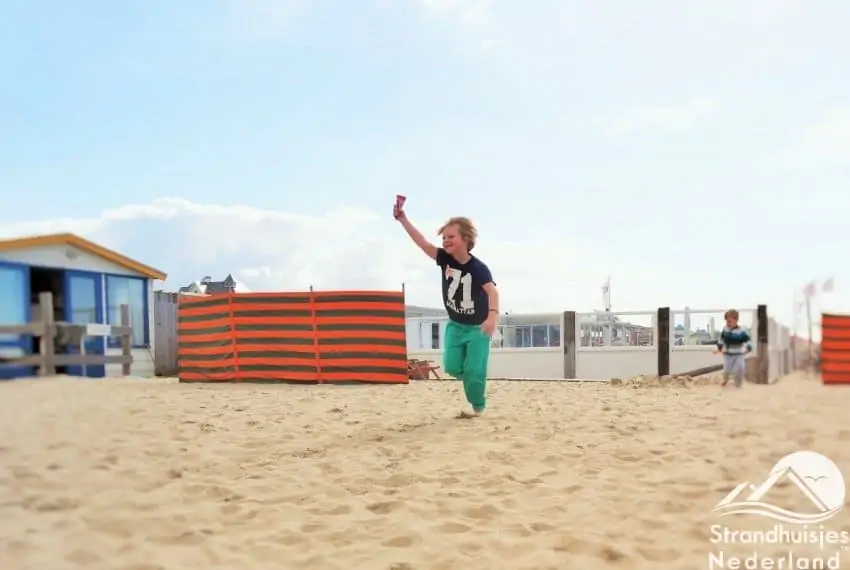 kinderen spelen op het strand