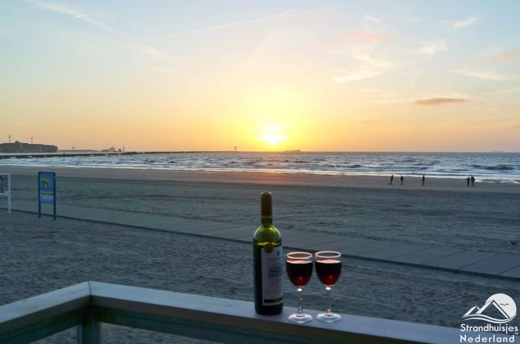 Rode wijn strandterras strandhuisje Hoek van Holland