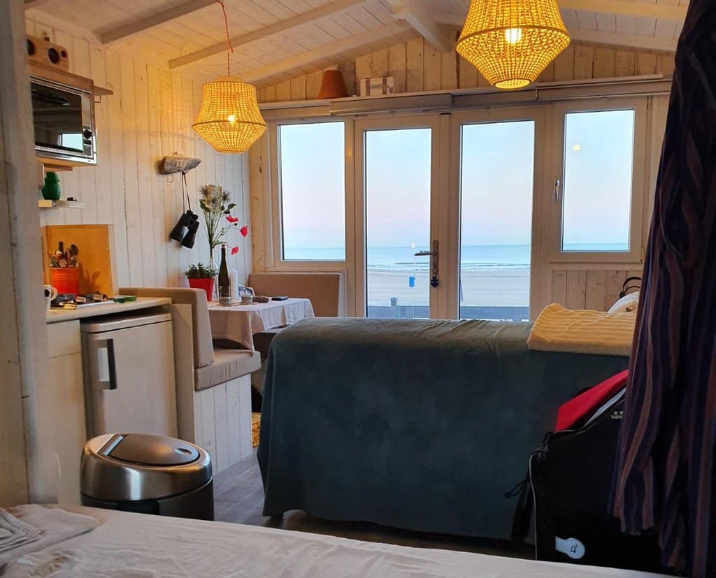 Strandhuisje Hoek van Holland met vrij uitizicht op strand en zee