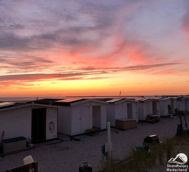 Zonsondergang strandhuisjes IJmuiden