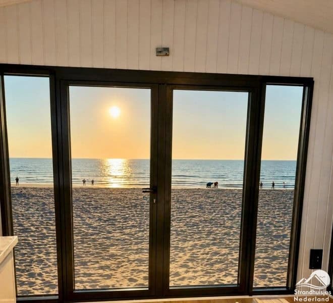Nieuw Strandhuisje met vrij uitzicht op strand & zee